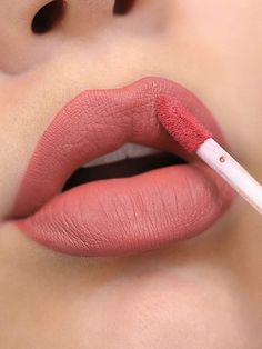 Pretty Lipstick Colors, Dark Lip Makeup, Unique Lipstick, Red Lipstick Shades, Evening Eye Makeup, Matte Lipstick Shades, Fall Lipstick, Beauty Hacks Lips, Huda Beauty Makeup