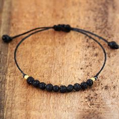 Pulsera difusora de cuentas de lava ¡Sencillez en su máxima expresión! Encuentra protección y fuerza mientras liberas el miedo con nuestra Pulsera de lava . Añade una o dos gotas de tu perfume o aceite esencial favorito a las cuentas de lava y tu pulsera difusora llevará tu aroma favorito durante todo el día.  Duplica las maravillas y los beneficios de las piedras preciosas con el maravilloso poder de la aromaterapia. Nuestra pulsera de lava hecha a mano queda genial usada sola o combinada con otras pulseras. Simplemente elige tu Perfume favorito; aceite único o mezcla; agrega una gota a la piedra de lava porosa y frota suavemente para estimular la absorción del perfume o aceite... Ahora estás listo para llevar tus aromas favoritos en tu muñeca mientras haces tus recados. Beneficios de la Lava Bracelet Ideas, Male Beaded Bracelets, Male Bracelets, Friendship Band, Lava Rock Bracelet, Moon Dance, Lava Bead Bracelet, Beaded Leather Bracelet, Friendship Bracelets Tutorial