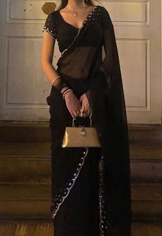 #desi #desicore #desiaesthetic #indianaesthetic #aesthetic #fashion #saree South Asian Aesthetic Outfits, Black Saree Look Modern, Black Outfit Indian, Modern Casual Indian Fashion, Black Saree Ideas, Lehanga Idea, Black Saree Party Wear, Cas Outfits, Shadi Outfits