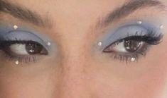 Make Up Ideas With Rhinestones, Dark Blue Eyeshadow Aesthetic, Make Up With Strass Glitter, Make Up Strass Glitter, Eye Rhinestones Make Up, Eyeliner And Rhinestones, Makeup Strass Eye, Strass Makeup Eyes, Make Up With Rhinestones