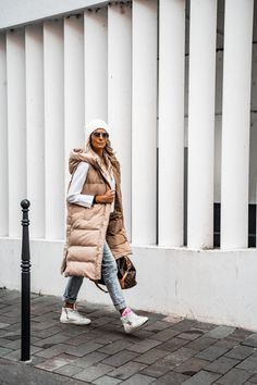 Gilet Outfit Women, Gilet Outfit, Puffer Outfit, Beige Puffer, Puffer Vest Outfit, Vest Outfits For Women, Look Legging, Nyc Outfits, New York Outfits