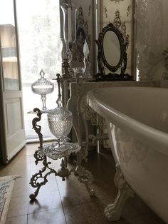 there is a bathtub and mirror in the room with it's reflection on the wall