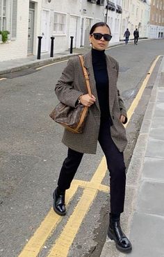 Monochromatic Outfit Work Wear, Cozy Fall Outfits Aesthetic 2023, London Business Casual Women, Emitaz Outfits Winter, Loose Fitting Business Casual, French Daily Fashion, Dressy Causal Outfits Women, Work Casual Winter Outfit, February Outfit Ideas Winter