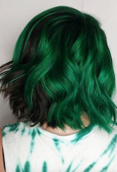 Hair Dye Colors Short Hair, Unusual Hair Color Ideas, Emerald Hair Color, Hair Dye Ideas For Short Hair, Hair Color Ideas Colorful, Colorful Hair Color Ideas, Green Hair Makeup, Green Hair Short, Green Short Hair