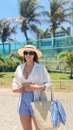 Beach Hat Outfit, Boracay Outfit, Beach Hats Outfit, Outfit Praia, Goa Outfits, Resort Wear Fashion, Beach Trip Outfits, Coastal Clothing, Cancun Outfits