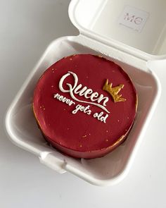 Queens never get old Celebration Cake Design, Cute Buttercream Cakes, Cute Bento Cake For Boyfriend, Small Birthday Cake Aesthetic, Birthday Cake Queen, Queen Cake Ideas, Bento Cake Design Birthday, Queen Birthday Cake, Bento Cake Ideas