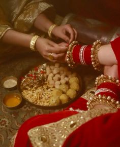 Royal Photoshoot, Sanatan Dharam, 90s Wedding, Muslim Wedding Photography, Indian Motifs, Desi Aesthetics, Bridal Chura, Saree Wearing, Bride Photoshoot