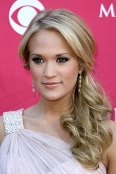 Carrie Underwood Wavy Ash Blonde Low Ponytail, Ponytail Hairstyle | Steal Her Style Prom Ponytail Hairstyles, Carrie Underwood Hair, Side Ponytails, Perfect Ponytail, Prom Hair Updo, Side Hairstyles