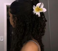 Natural Hair With Flowers, Flower Pin Hairstyles, Flowers In Curly Hair, Flower Clip Hairstyles, Curly Hair 3c, Clip Curly Hair, 3c Hairstyles, Half Up Half Down Curly, 3c Hair Type