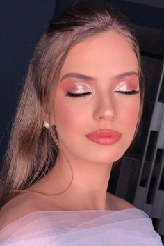 Makeup Tutorial Foundation Flawless Face, Make Com Glitter, Bridesmaid Hair Curly, Web 1, Classic Makeup, Graduation Makeup, Stunning Makeup, Glowing Makeup, Gloss Lipstick