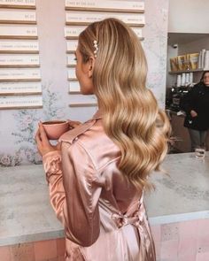 2023 Bride Hair Trends, Hollywood Curls With Headband, Bride Hair Down Middle Part, Wedding Hair With Pearls, Wedding January, Hair Doos, Old Hollywood Hair, Formal Hair, Hollywood Hair