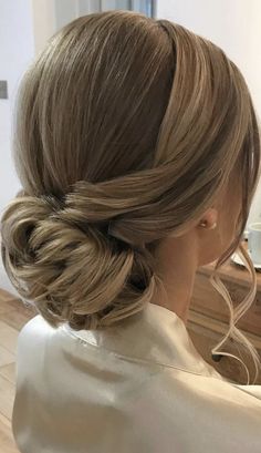 Damas Hairstyles For Quince Up, Low Bun Graduation Hair, Bridal Low Bun Front View, Graduation Bun Hairstyles, Formal Bun Hairstyles Low, Fancy Buns Hairstyles, Bun Hairstyles Fancy, Damas Hairstyles, Hair Styles For Graduation Cap