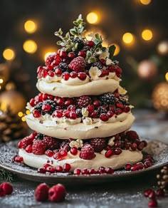 Pavlova Tower, Christmas Pavlova Ideas, Layered Pavlova, Pavlova Roll, Christmas Apples, Cream Desserts Recipes, Christmas Pavlova, Gluten Free Christmas Recipes, Pavlova Dessert