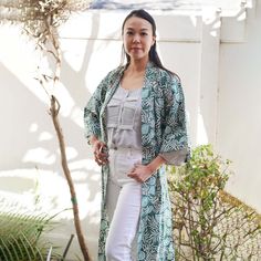 Cette robe kimono en batik est fabriqué à partir de tissu de coton blanc qui est ensuite estampé et teint à la main en utilisant une technique de cire et de teinture batik vieille de 700 ans. Le tissu batik est également ensuite cuit au soleil.



 Cette robe kimono en batik est conçue à Manhattan Beach, en Californie et fabriquée à la main par des artisans de Java, en Indonésie.

 Veuillez vous attendre à une certaine variation de couleur en raison de la teinture à la main et du processus de sé Traditional Cotton Block Print Kimono, Bohemian Cotton Kimono With Batik Print, Spring Cotton Kimono With Batik Print, Cotton Kimono With Natural Dye And Kimono Sleeves, Cotton Batik Print Kimono For Spring, Traditional Cotton Kimono With Ikat Print, Traditional Cotton Ikat Print Kimono, Cotton Kimono With Block Print, Cotton Block Print Kimono