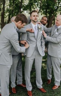 Groomsmen Wedding Photos, Groomsmen Outfit, Groomsmen Pictures, Photography Photo Ideas, Wedding Photography Bridal Party, Funny Wedding Pictures, Groom And Groomsmen Suits, Groomsmen Photos