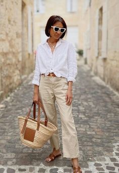 Moda Over 50, Culotte Style, White Outfits For Women, Casual Chic Outfits, Stylish Outfits For Women Over 50, Mode Tips, Complicated Relationship, Tan Pants