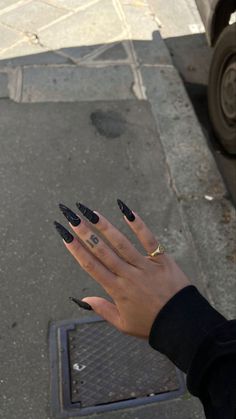 Trendy Almond Nails, Black Almond Nails, Maquillage On Fleek, Henna Nails, Kutek Disney