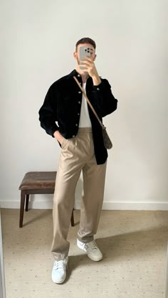 Beige Cargo Pants Outfit Winter Men, Beige Cargos Outfits Men, Creme Cargos Outfits Men, Khaki Pants Outfit Men Aesthetic, Outfit Con Pantalon Beige, Outfit Pantalon Beige, Korean Men Cargo Pants Outfit, Minimalist Wardrobe Men, Men Aesthetic Outfits