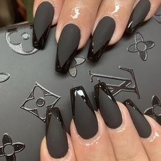 Black Nails Inspiration Coffin, Black Matt And Gloss Nails, Matte Black Nails Coffin Short, Matte Black Design Nails, Black Matte Glossy Tip, Nail Ideas Neutral Colors, Coffin Matte Nails Design, Balerina Nature Nails, Black Nails With Matte Design