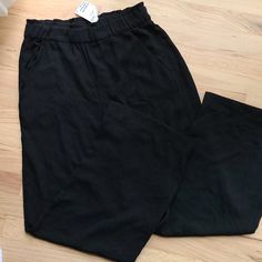 Womens Black Wide Leg Dress Pants With Stretchy Waist Band And Pockets. Brand New With Tags. From H&M Size 6. Black Pants With Elastic Waistband For Business Casual, Black Business Casual Pants With Elastic Waistband, Black Relaxed Fit Bottoms For Night Out, H&m Black Bottoms For Summer, H&m Black Summer Bottoms, Black Wide Leg Dress Pants, H&m Black Wide Leg Bottoms, Black Wide-leg Pants With Multiple Pockets, Black Trousers From H&m