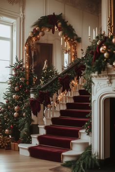 easy rustic christmas decorations adding a cozy, vintage feel to any space. Old World Christmas Aesthetic, Elegant Vintage Christmas Decor, Old Fashioned Christmas Aesthetic, Old Money Christmas Decor, Old Money Christmas Tree, English Christmas Aesthetic, Old Money Christmas Aesthetic, Mansion Christmas Decor, Christmas Old Money