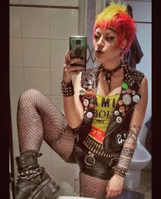 Jaye, you have a good eye - ja450n@gmail.com - Gmail Female Punk Outfits, 70s Punk Outfits, 90s Punk Fashion, Punk People, 80’s Punk, Colorful Punk, Female Punk, Punk Rock Girls