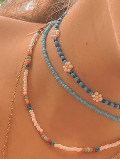 Cute Simple Beaded Jewelry, Seed Bead Necklace Ideas Beach, Layered Seed Bead Necklace, Cute Necklaces Beads, Seed Bead Bracelets Flower, Necklace Inspo Beads, Aesthetic Handmade Jewelry, Cute Necklace Ideas, Ideas Collares Bolitas