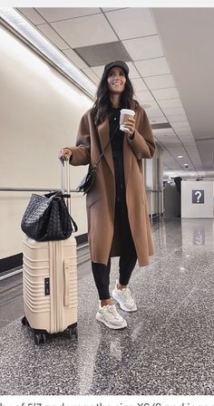 Clothes For Airport Travel Style, Milan Travel Outfits, Travel Outfit Winter Airport, Fall Outfit Sneakers, Winter Airport Outfit, Trendy Airport Outfits, Aero Look, Airport Outfit Fall