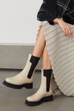 Cream Chelsea Boots Outfit, Lug Sole Boots Outfit, Chelsea Boots Outfit, Cream Boots, Designer Runway, Womens Designer Boots, Heeled Pumps, Yellow Heels, Lug Sole Boots