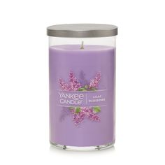 yankee candle with lila flowers on it