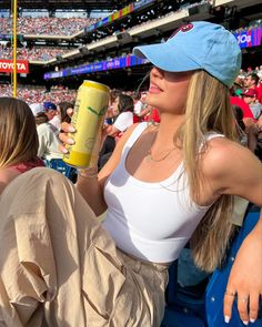 baseball game aesthetic cute outfit pic inspo Cute Baseball Game Outfit, Women Baseball Outfit, Baseball Game Outfit Ideas, Stadium Outfit, Baseball Game Aesthetic, Game Outfit Ideas, Italian Fashion Summer, Baseball Wife, Baseball Game Outfit