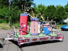 a parade float with patriotic decorations on it