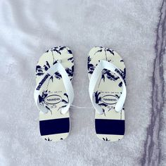 Nwt Kids Havaianas Size Usa 13c/1y Eur 31/32 Brazil 29-30 Same/Next Day Shipping White Tropical Sandals With Adjustable Fit, White Tropical Sandals With Adjustable Straps, Sandals Flip Flops, Flip Flop Sandals, Next Day, Size 13, Kids Shoes, Brazil, Flip Flops