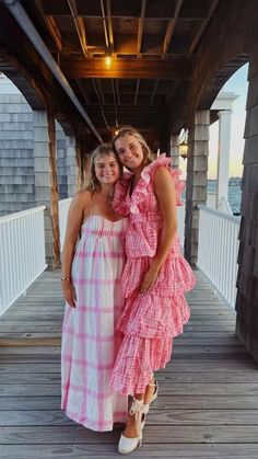 Nantucket Preppy Style, Preppy Midi Skirt Outfit, Preppy Dresses Aesthetic, Pastel Sundress Aesthetic, Maxi Dress Beach Photos, Preppy Beach Dress, Maxi Dress Instagram Pictures, Maxi Dress Picture Ideas