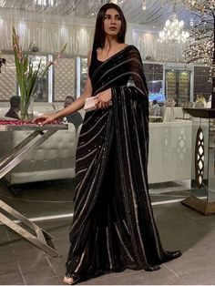 Black Sari, Sarees For Girls, Simple Saree Designs, Fancy Sarees Party Wear, Fashion Indian, Party Sarees, Indian Fashion Saree, Saree Designs Party Wear, Indian Dresses Traditional