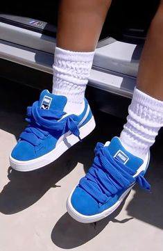 Blue And White Sneakers, Apps To Make Money, Zara Models, Pretty Sneakers, Modeling Poses, Trendy Shoes Sneakers, Preppy Shoes, Pretty Shoes Sneakers, Kicks Shoes