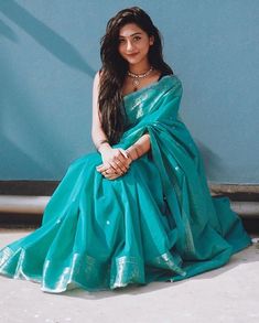 Saree Wearing Styles, Indian Sari Dress, Modern Saree, Saree Poses, Indian Saree Blouses Designs, Simple Sarees, Indian Fashion Saree, Saree Designs Party Wear, Saree Photoshoot