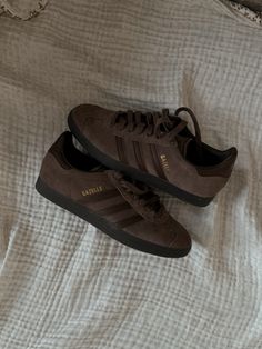 Brown Samba Adidas, Brown Adidas Shoes, Adidas Aesthetic, Cute Converse Shoes, Brown Adidas, Cute Converse, Adidas Shoes Women, Fire Fits, Shoe Inspo