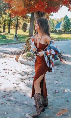 Western Wedding Guest Outfit Cowgirl Boots, Vaquera Outfit Summer, Cowboy Wedding Outfits For Women, Western Formal Outfits For Women Wedding, Vaquero Prom Outfit, Jaripeo Dress Outfit, Cowboy Formal Women, Cowgirl Formal Outfits, Ranch Party Outfit