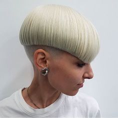 Gefällt 515 Mal, 6 Kommentare - @boblovers auf Instagram: „@_ero_5 Haircut by @linomarinohaircreative #bobhaircut #undercut #carrè #sidecutstyle…“ Pageboy Haircut, Messy Bob Hairstyles, Choppy Layers, Hair 2018, Undercut Hairstyles