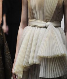 Dior couture Couture Looks, Dior Haute Couture, Christian Dior Couture, Couture Details, Dior Couture, Fashion Details, Couture Fashion, Runway Fashion