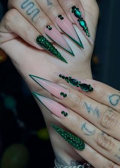 Green Stilettos Nails, Green Stilletos Nails, Green Stiletto Acrylic Nails, Green French Tip Nails With Rhinestones, Chain Nails Designs, Green Stilletto Nails, Emerald Almond Nails, Emerald Green Stiletto Nails, Stellio Nails