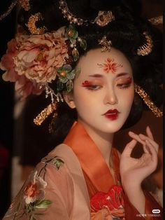 Monolid Reference, Ancient China Makeup, Traditional Chinese Makeup Look, Makeup Looks Chinese, Geisha Makeup Traditional, Ancient Chinese Makeup, Chinese Headpiece, Chinese Traditional Makeup, Traditional Chinese Makeup