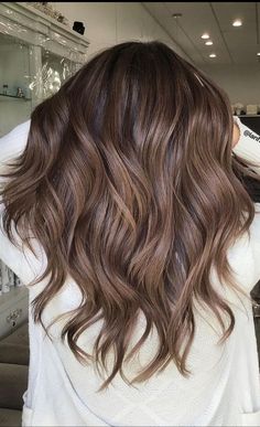 Incorporate subtle mocha drizzles for a sultry and indulgent touch. Brown Fall Hair Color, Brown Fall Hair, Beige Hair Color, Rambut Brunette, Fall Winter Hair Color, Mushroom Brown