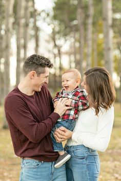 Forest family photos Chicago family photographer Indiana family photographer family photography outfit ideas Christmas family photo ideas Christmas outfit ideas holiday outfit ideas Christmas Card Outfits, Christmas Tree Farm Photo Shoot, Christmas Photography Family, Christmas Tree Farm Photos, Family Holiday Pictures, Christmas Poses