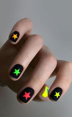 Black Nail With Neon Design, Black Easy Nail Designs, Star Designs On Nails, Cool Short Nail Ideas, Black Nail Designs Gel, Black Nails With Neon Design, Star Short Nails, Nail Designs With Stars, Black Nails With Neon