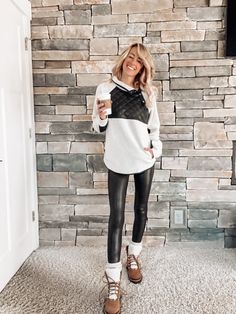 5 Ways to Wear Faux Leather Leggings • hey, it's jenna What To Wear With Leather Leggings, Leggings For Fall, Legging Outfit, Colorado Outfits, Quilted Sweatshirt, Leather Legging, All About Mom, Leggings And Socks, All Black Looks