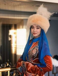 Chinese Warrior, Fur Dress, Blue Green Eyes, Fur Clothing, Traditional Fashion, Fashion People, Central Asia, Historical Clothing