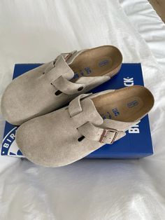 Birks Clogs, Birkenstock Aesthetic, Birkenstocks Clogs, Dhgate Finds, Christmas Shoes, Shoe Wishlist, Brand Logos, Hype Shoes