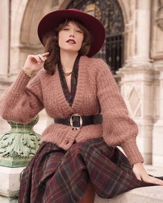 Scottish Inspired Fashion, Light Acedamia Outfit Ideas, Scottish Outfit Women, Feminine Style Winter, Welsh Fashion, Vintage Chic Outfits, Scottish Outfit, Modern Vintage Style